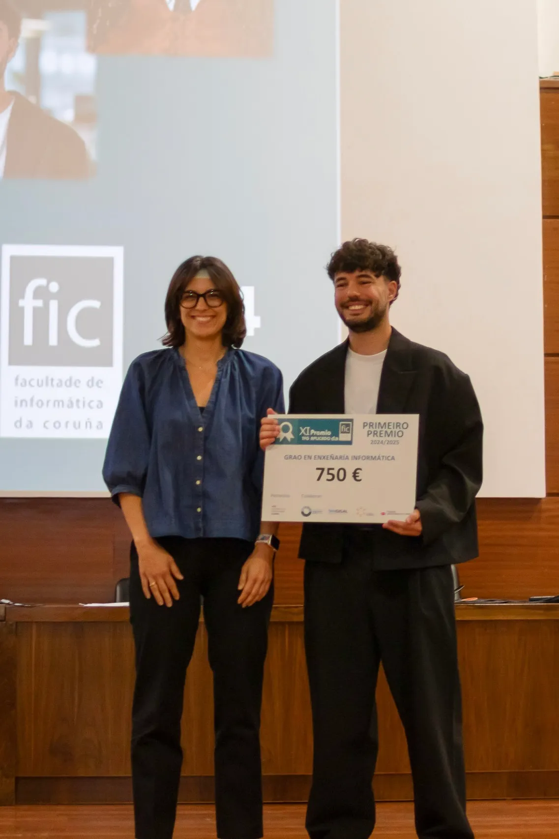 Raúl holding the first prize of the Applied Final Degree Project Awards at the Faculty of Computer Science